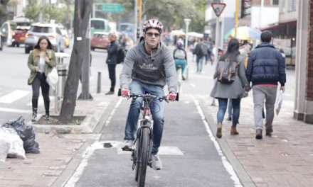 Bogotá responde à pandemia com 76 km de ciclovias temporárias para reduzir aglomerações nos transportes públicos