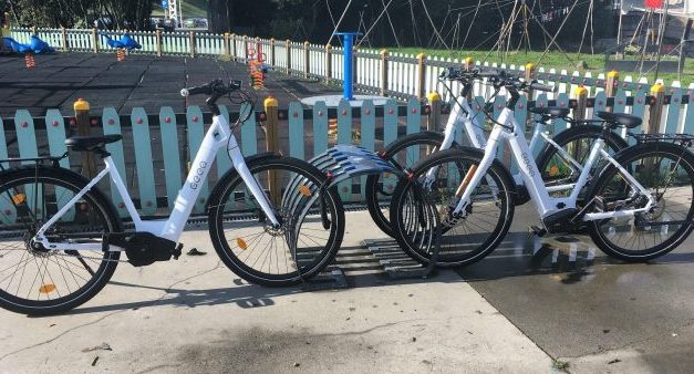 Colaboradores da Gaiurb recebem bicicletas eléctricas em piloto pelo “transporte urbano sustentável”
