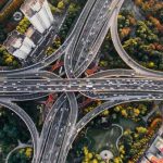 Gestão inteligente de tráfego vai evitar 205 milhões de toneladas de CO2 até 2027, prevê estudo