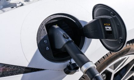 Bruxelas quer inspeções periódicas obrigatórias a veículos elétricos